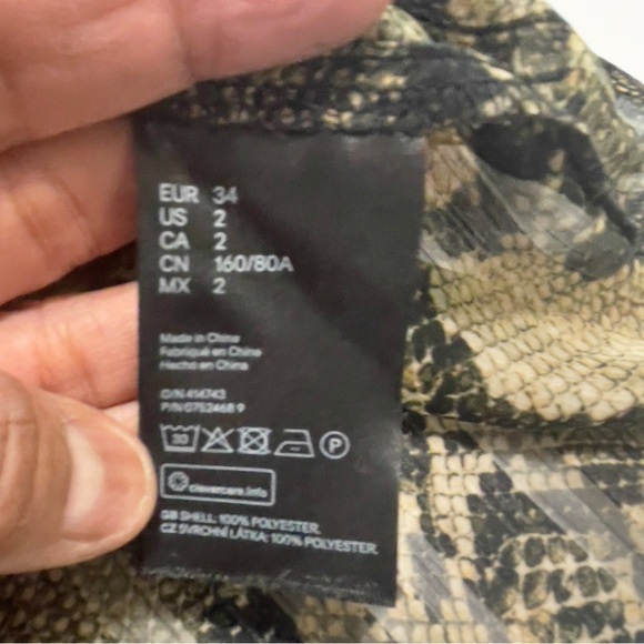 H&M Top Snake Print Green Sheer Ruffle Tie Neck Lightweight Long Sleeves size 2 - Picture 11 of 13